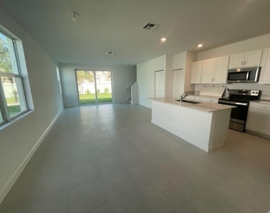 229 Se Woodbark Street - Photo Thumbnail 7