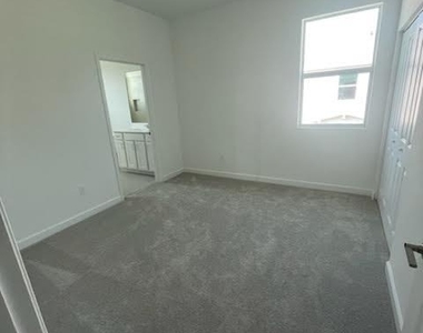 229 Se Woodbark Street - Photo Thumbnail 11