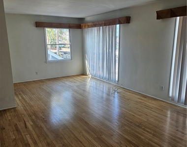 1204 Bonnie Brae - Photo Thumbnail 11