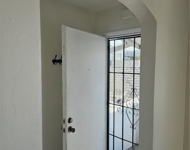 1204 Bonnie Brae - Photo Thumbnail 7