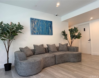 5654 La Mirada Avenue - Photo Thumbnail 6