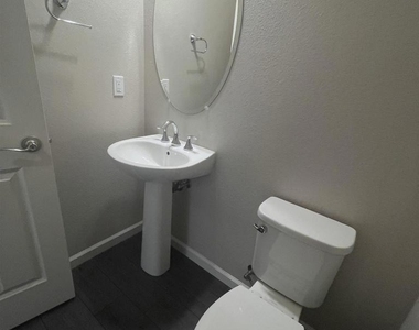 777 Country Club Dr - Photo Thumbnail 9