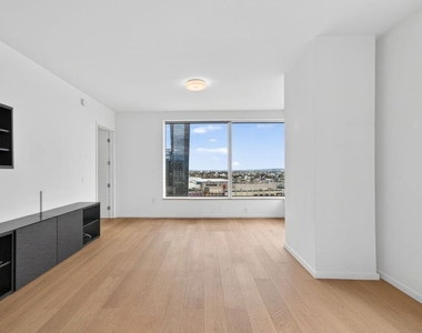 889 Francisco Street - Photo Thumbnail 3