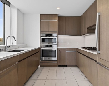 889 Francisco Street - Photo Thumbnail 5