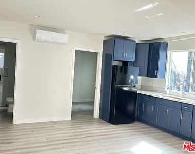 6224 1/8 De Longpre Avenue - Photo Thumbnail 2