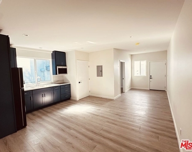 6224 1/8 De Longpre Avenue - Photo Thumbnail 4