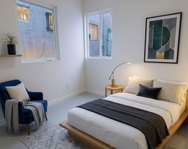 6224 1/8 De Longpre Avenue - Photo Thumbnail 7