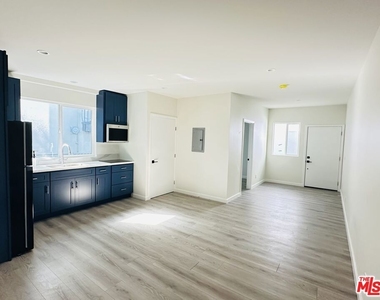 6224 1/8 De Longpre Avenue - Photo Thumbnail 1
