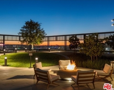 889 Francisco - Photo Thumbnail 2