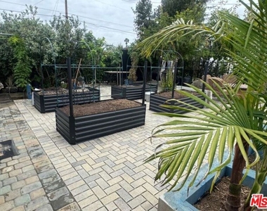 13551 Hart Street - Photo Thumbnail 14
