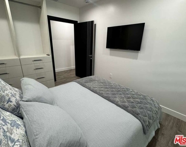 13551 Hart Street - Photo Thumbnail 3