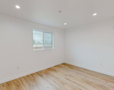 6811 Gloria Avenue - Photo Thumbnail 13