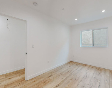 6811 Gloria Avenue - Photo Thumbnail 10