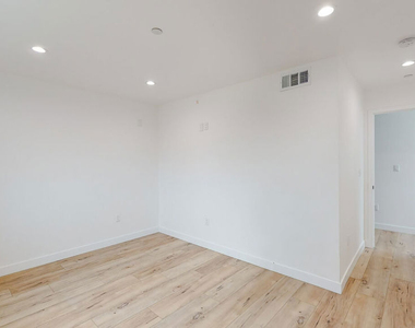 6811 Gloria Avenue - Photo Thumbnail 16