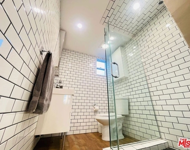 10 27th Avenue - Photo Thumbnail 10