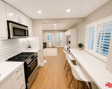 10 27th Avenue - Photo Thumbnail 2
