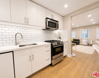 10 27th Avenue - Photo Thumbnail 4
