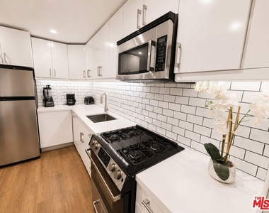 10 27th Avenue - Photo Thumbnail 3