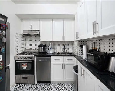 150 Hawthorne Street - Photo Thumbnail 6