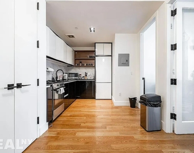 East 32nd Street - Photo Thumbnail 6