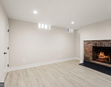 214 S Henry Street - Photo Thumbnail 9