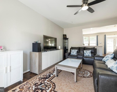 4004 Meadow Trail Lane - Photo Thumbnail 5