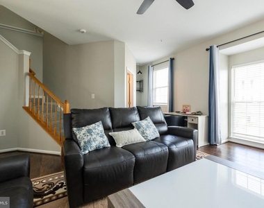 4004 Meadow Trail Lane - Photo Thumbnail 2