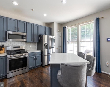 4004 Meadow Trail Lane - Photo Thumbnail 9