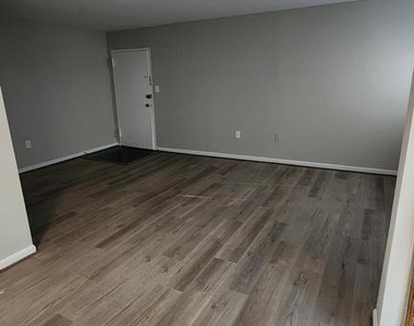 5109 Crossfield Court - Photo Thumbnail 3