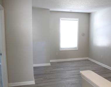 4305 Standing Rock Way - Photo Thumbnail 4