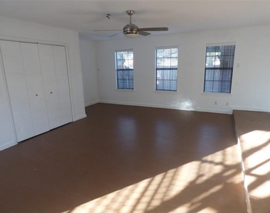 6107 La Mesa St - Photo Thumbnail 9
