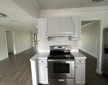 7616 Las Palmas Way - Photo Thumbnail 4