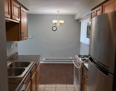 1900 W Knightsbridge Drive - Photo Thumbnail 2