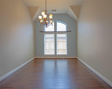 2019 Sunset Springs Drive - Photo Thumbnail 7