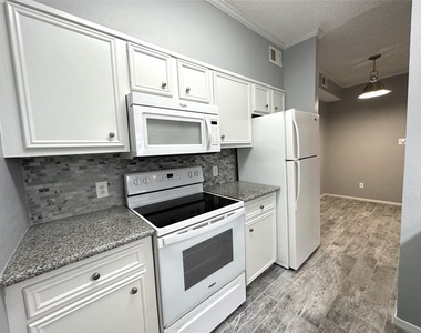 7037 N Holiday Drive - Photo Thumbnail 5