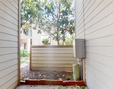 7037 N Holiday Drive - Photo Thumbnail 15