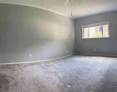 7037 N Holiday Drive - Photo Thumbnail 7