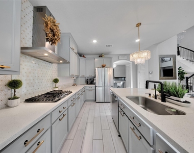 8826 Forest Side Drive - Photo Thumbnail 14