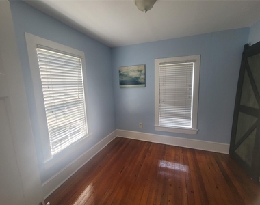 1006 Sealy Street - Photo Thumbnail 6