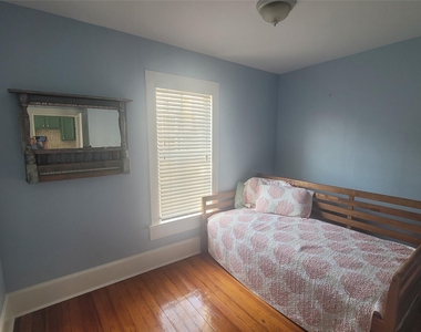 1006 Sealy Street - Photo Thumbnail 5
