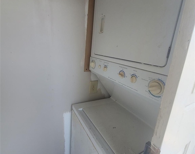 1006 Sealy Street - Photo Thumbnail 7