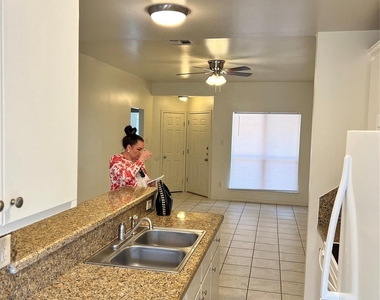 717 N Marshall Lane - Photo Thumbnail 5