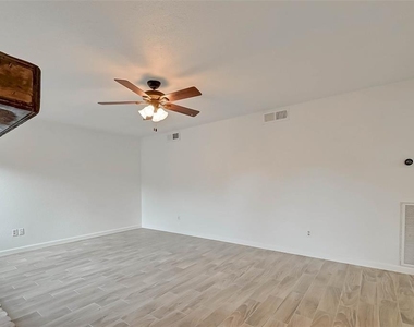 12111 Poulson Drive - Photo Thumbnail 15