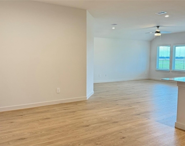 3934 Winterbourne Way - Photo Thumbnail 5