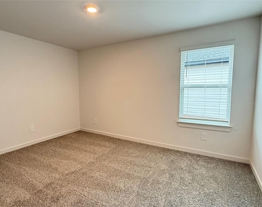 3934 Winterbourne Way - Photo Thumbnail 6