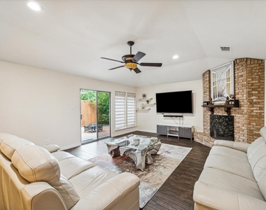 910 Coachlight Drive - Photo Thumbnail 4