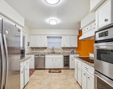 910 Coachlight Drive - Photo Thumbnail 7
