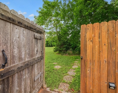 910 Coachlight Drive - Photo Thumbnail 22