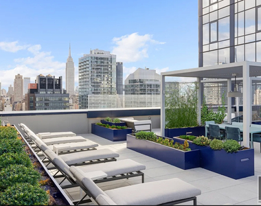 West 38th Street - Photo Thumbnail 13