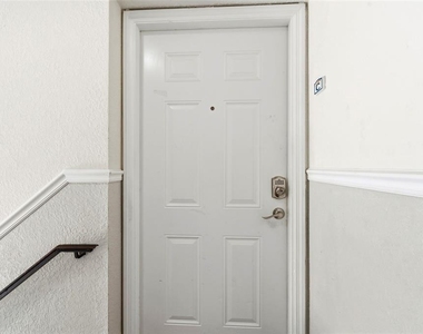 201 Pompano Drive Se - Photo Thumbnail 3